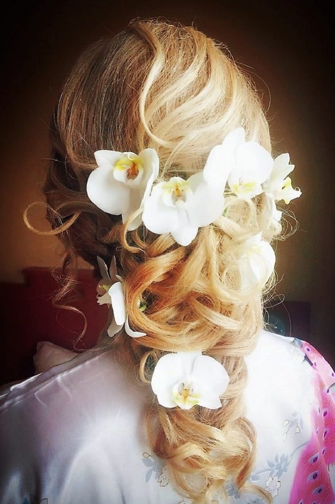 Hochzeitstrends: Makeup Mission Köln: Langhaarfrisur geflochten - Orchideen im Haar